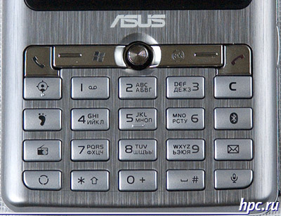 ASUSのP527。キーボードに低コストのGPSソリューション